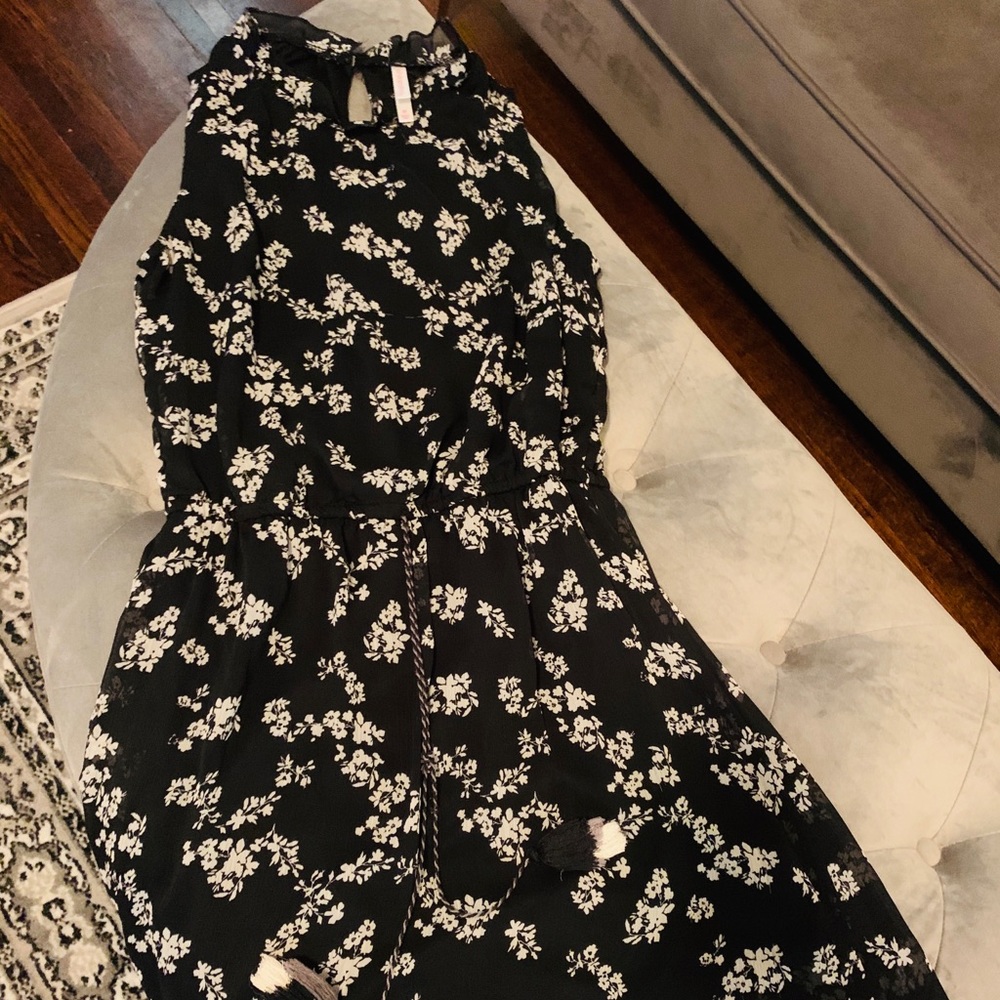Xhilaration Floral Black/White Mid Length Dress